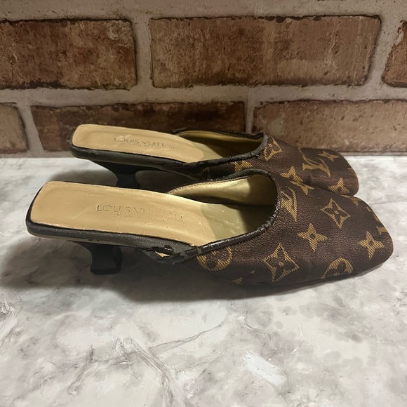 Louis Vuitton - Picture 1 of 7